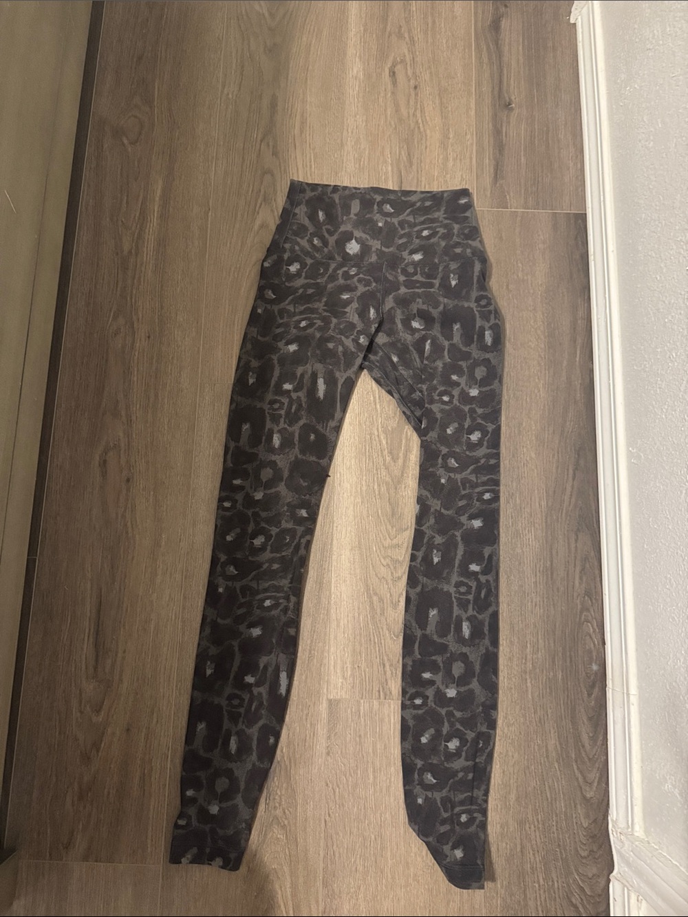 Lululemon Align 28 inch leggings, size 4 - mini filigree lax grey multi/cheetah
